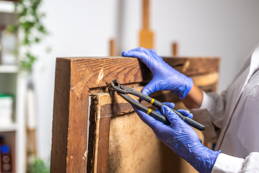 Patricia Muñoz Restauradora de Arte de Galicia. Especializada en conservación y restauración de cuadros